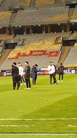 صوره ل حديث جانبي بين لاعبي الزمالك والمصري