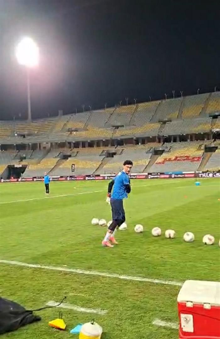 صوره ل لقطة استثنائية.. جماهير الزمالك هتفت لعواد بعد ظهوره بعد فترة غياب: وحارس المرمى يطالب بالهتاف للمهدي سليمان