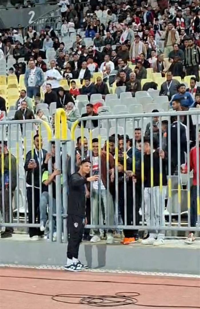 صوره ل محمد شحاتة يلبي طلب الجماهير ويلتقط الصور التذكارية