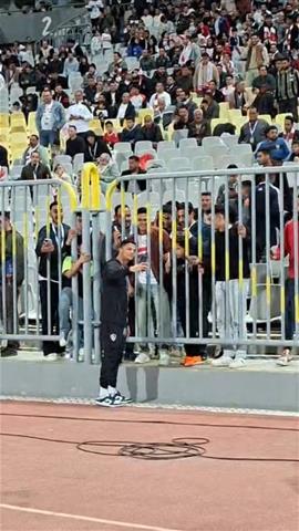 صوره ل محمد شحاتة يلبي طلب الجماهير ويلتقط الصور التذكارية