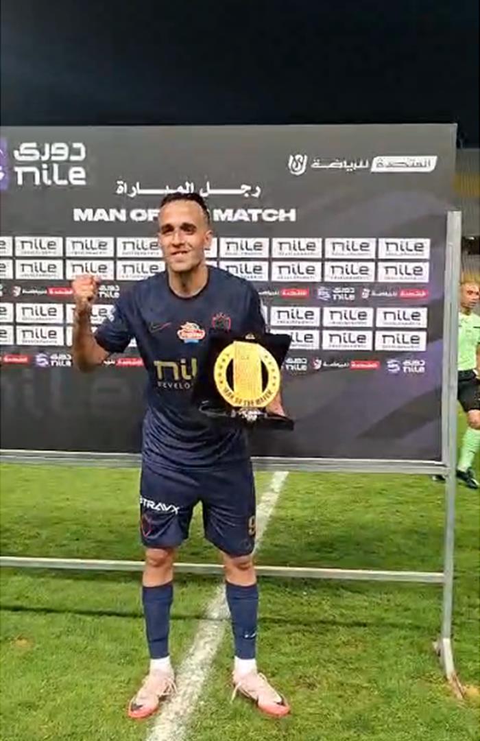 صوره ل ناصر منسي يتوج بجائزة رجل مباراة الزمالك والمصري