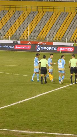 صوره ل لاعبو الأهلي وحديث مع الحكم عن تأخير لاعبي سيراميكا في النزول لأرض الملعب