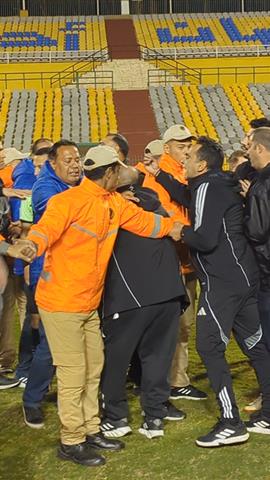 صوره ل هجوم من الجهاز الفني للاهلي واللاعبين على حكم اللقاء بعد انتهاء المباراة