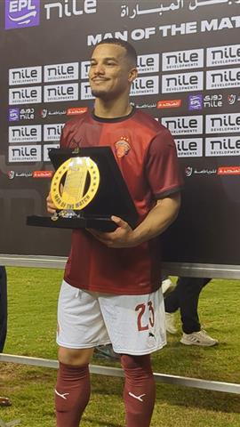 صوره ل فخري لاكاي يتوج بجائزة رجل مباراة الاهلي وسيراميكا كليوباترا بالدوري المصري