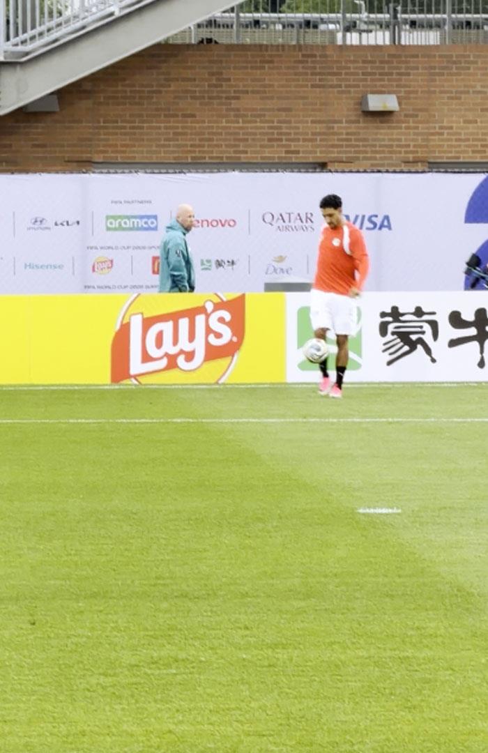 صوره ل عمر مرموش يستعرض مهاراته خلال مران منتخب مصر قبل مواجهة إيران