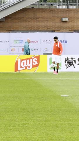 صوره ل عمر مرموش يستعرض مهاراته خلال مران منتخب مصر قبل مواجهة إيران