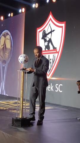 صوره ل عمر جابر يتسلم جائزة نادي الزمالك كأفضل نادي في الموسم الماضي من حفل دير جيست