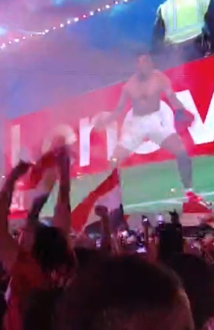 صوره ل جنون الجماهير في الفان زون بالعاصمة الإدارية بعد ركلة جزاء حسام عبدالمجيد الحاسمة أمام أستراليا