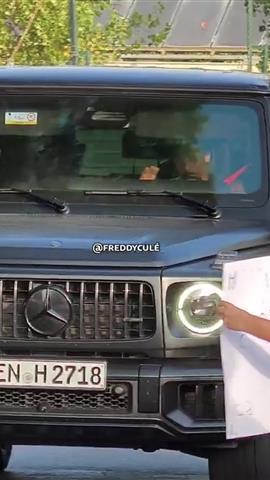 صوره ل لاعبو برشلونة يصلون مقر التدريبات بسيارات فارهة تسلموها كهدايا