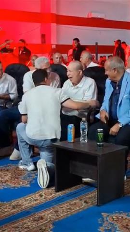 صوره ل لقطة رائعة من الغندور يجلس على ركبتيه للحديث مع محمود أبو رجيلة
