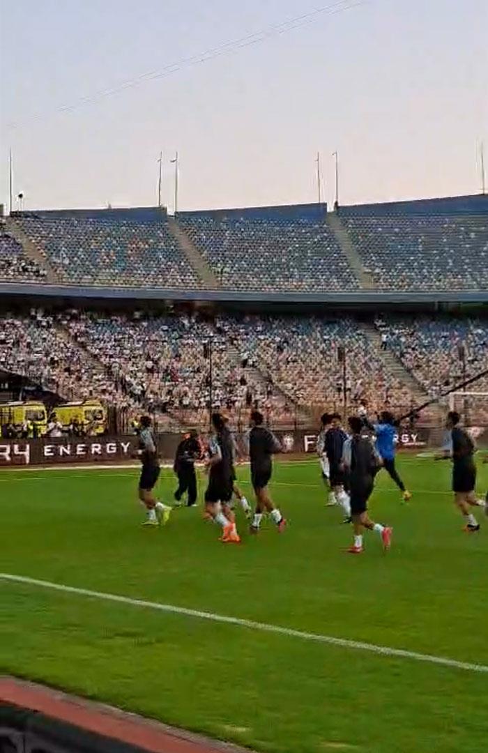صوره ل لاعبو الزمالك يمنحون الجماهير القميص رقم 1