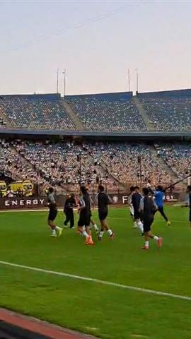 صوره ل لاعبو الزمالك يمنحون الجماهير القميص رقم 1