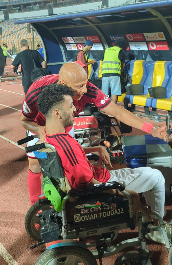 صوره ل عمرو الجزار يلتقط الصور التذكارية مع الجماهير من ذوي الهمم بعد مباراة الاهلي والشرقية انبي