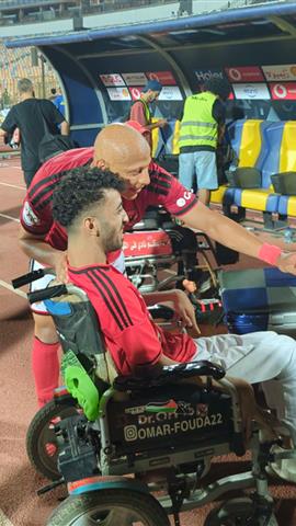 صوره ل عمرو الجزار يلتقط الصور التذكارية مع الجماهير من ذوي الهمم بعد مباراة الاهلي والشرقية انبي