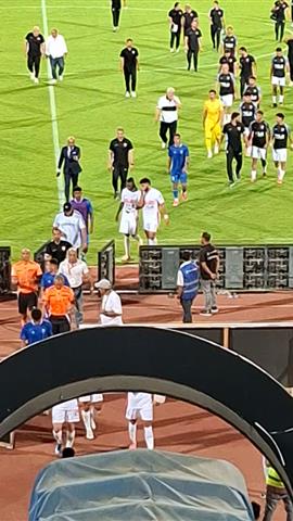 صوره ل كواليس بين الشوطين .. حسام أشرف يذهب ل شيكو بانزا ويعتذر له على عدم تمرير الكرة له