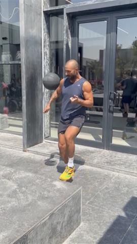 صوره ل ميدو يستعرض مهاراته في التحكم بالكرة
