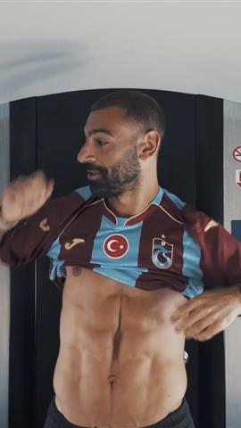 صوره ل محمد صلاح يرتدي قميص طرابزون سبور لأول مرة ويوجه رسالة لجماهيره