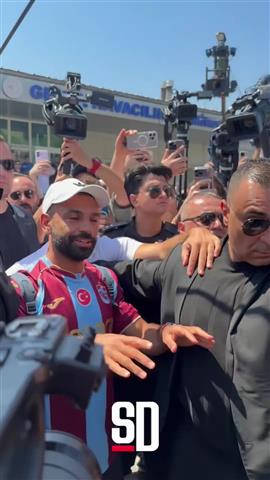 صوره ل محمد صلاح يثير حماس جماهير طرابزون بحركات تشجيعية