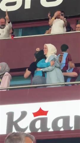 صوره ل ابنة الرئيس التركي تهتف بإسم محد صلاح في المدرجات بعد هدفه الثالث أمام جالطة سراي