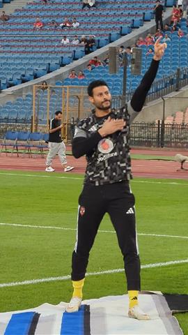 صوره ل تحية جماهير الاهلي لمحمد الشناوي قبل مباراة سموحة في الدوري المصري