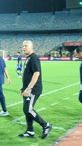 صوره ل تحيةوائل جمعة للجهاز الفني لسموحة بعد المباراة