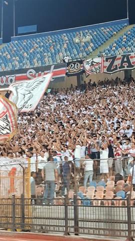 صوره ل جماهير الزمالك تهتف "بحلم بيك أنا بحلم بيك .. البط الكيني مستنيك.. كونفدرالية.. مية مي