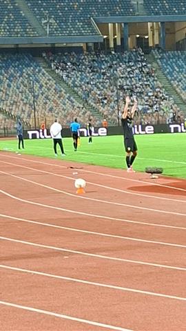 صوره ل تحية جماهير الزمالك لحسام أشرف وإيشو