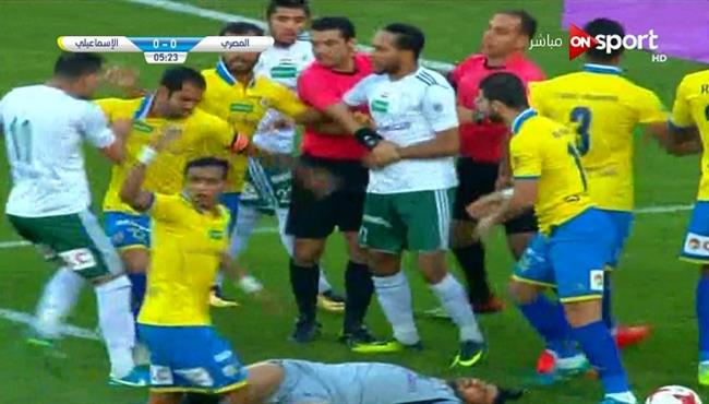 إصابة قوية لـ محمد عواد وخناقة بين لاعبى المصرى والإسماعيلى