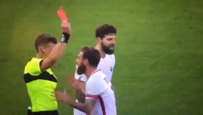 دى روسى يصفع لاعب جنوى ويطرد بالدورى الايطالى