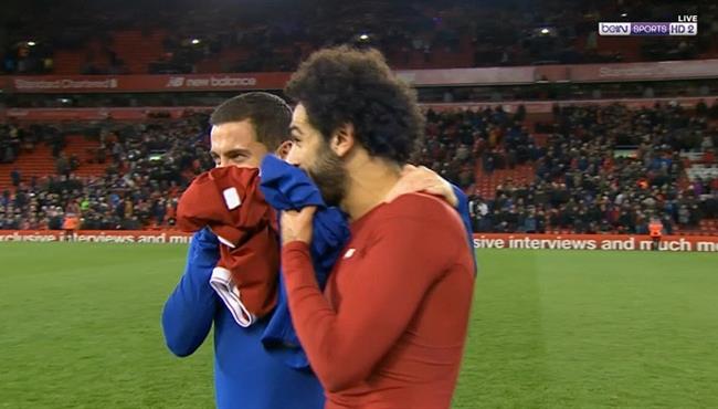 محمد صلاح يستبدل قميصه مع هازارد