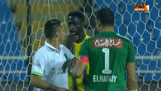 تصرف غير اخلاقي من عصام الحضري مع لاعب الاهلي السعودي