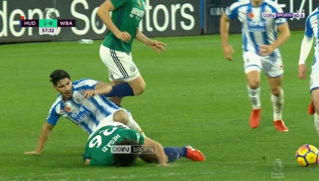 احمد حجازي يتسبب في طرد لاعب هدرسفيلد