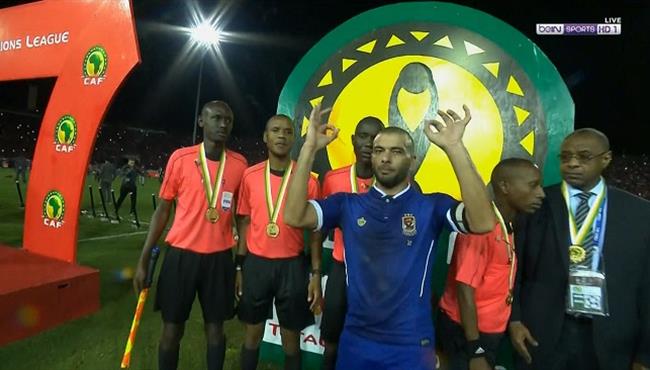 عماد متعب يوجه إشارة غريبه لحكام مباراة الاهلي والوداد