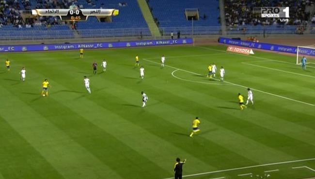 لقطة قتالية من حسام غالي في مباراة النصر و الاتحاد
