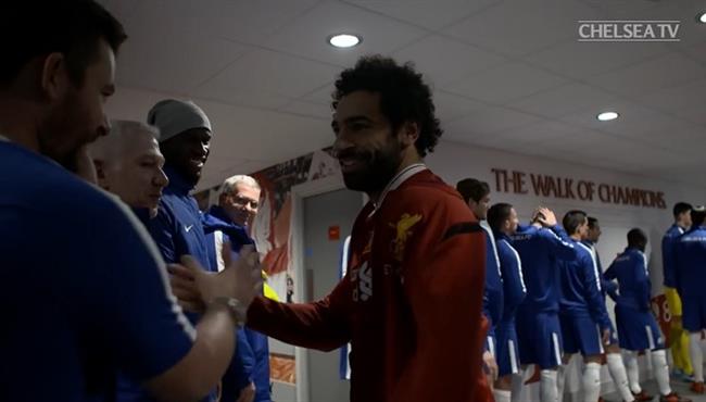 محمد صلاح يعانق لاعبي تشيلسي قبل مواجهة ليفربول