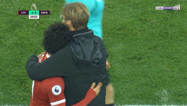 كلوب يعانق محمد صلاح بعد تبديله امام سوانسي
