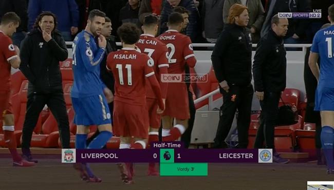 لاعب ليستر سيتى يطلب قميص محمد صلاح بين الشوطين