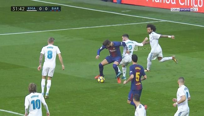 بيكيه يطالب بركلة جزاء أمام ريال مدريد