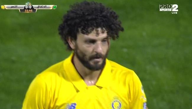 دماء حسام غالي تسيل في مباراة النصر والاتفاق بالدوري السعودي