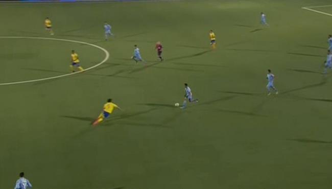 سقوط كوميدى لـ حسام غالى فى مباراة النصر والباطن