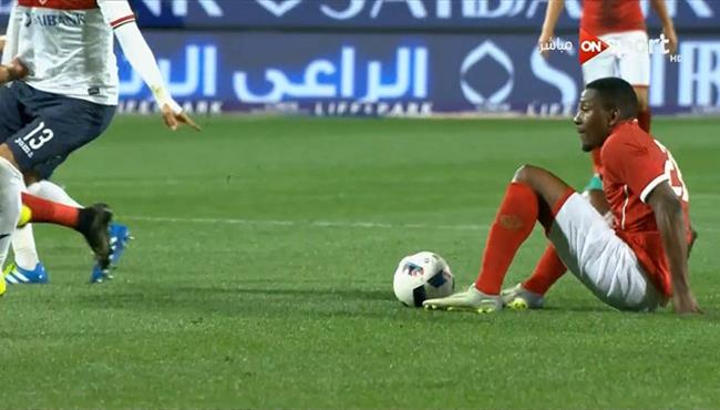 لقطة طريفة من جونيور آجاي في مباراة الاهلي والزمالك
