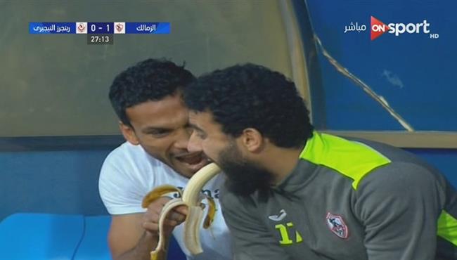 لقطة كوميدية بين باسم مرسي وشوقي السعيد في مباراة الزمالك ورينجرز