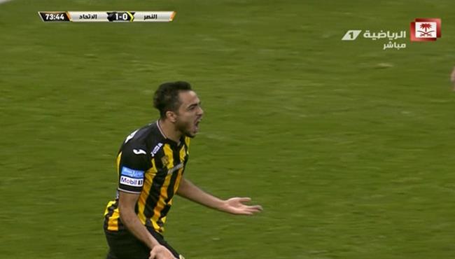 كهربا ينفعل على لاعبى فريقه فى مباراة إتحاد جدة والنصر