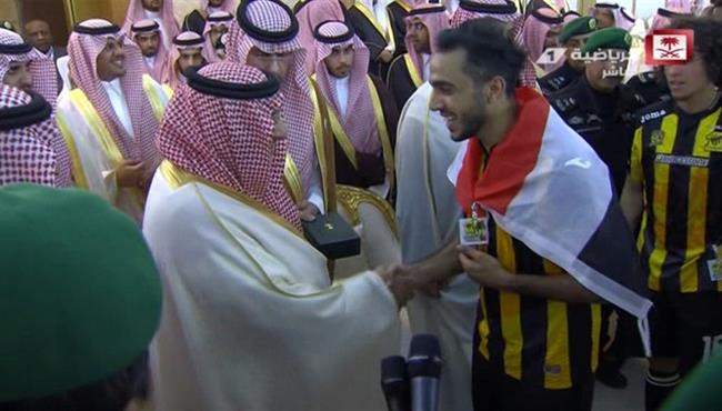 لحظة تسلم كهربا الميدالية الذهبيه من ولي عهد السعودية