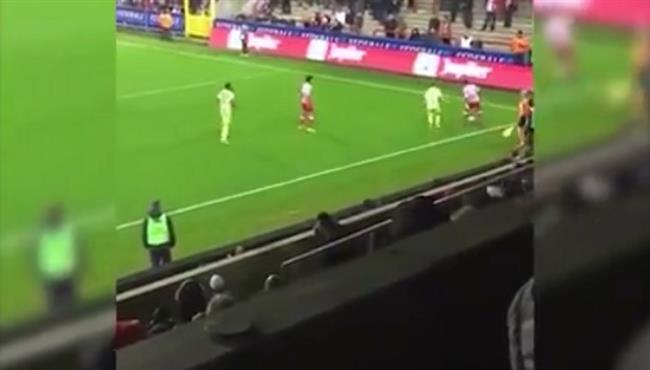 تريزيجيه يخطف أنظار الجماهير بمهارة رائعة وضع لاعب المنافس في موقف م حرج