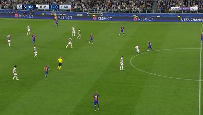 ميسي يراوغ ديبالا في مباراة يوفنتوس وبرشلونه