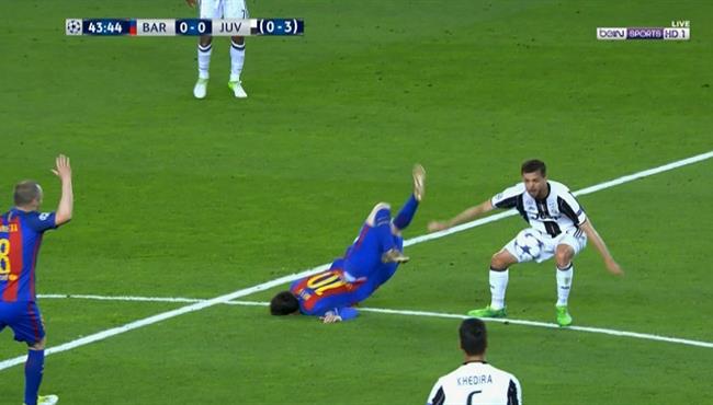 سقوط م رعب لـ ميسي في مباراة برشلونة و يوفنتوس