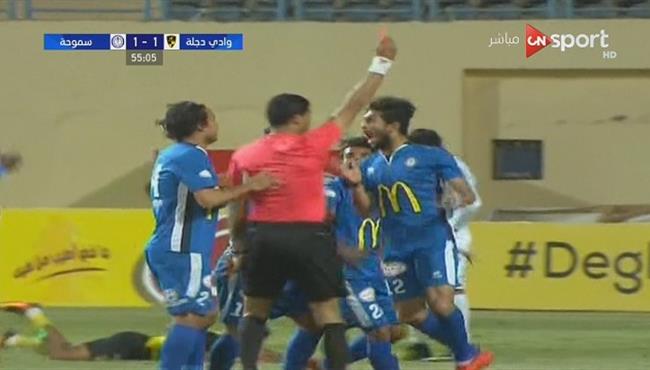 طرد أيمن أشرف فى مباراة وادى دجلة وسموحة وأعتراض شديد من اللاعب