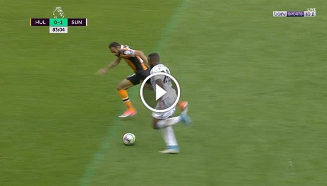 شاهد ماذا فعل احمد المحمدي مع مهاجم سندرلاند بعدما فشل في ايقافه