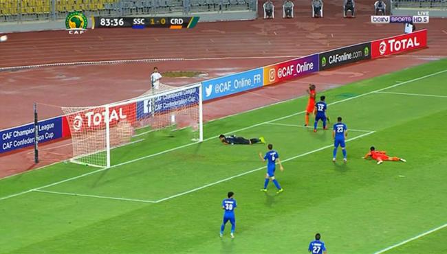 العارضة تحرم لاعب ريكريتيفو من تسجيل هدف التعادل في مرمي سموحه